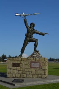 Statue of a soldier with a rifle raised over his head