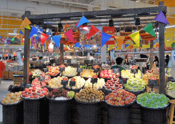 Picture of fruit at a grocery store in Thailand