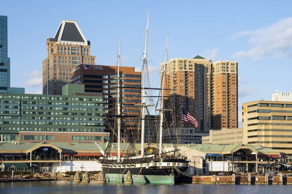 Skyline next to a harbor with boats