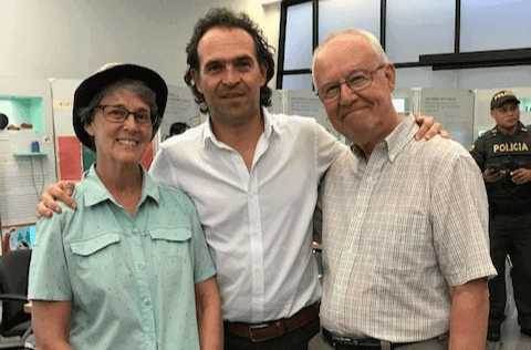 This couple retired and became expats in Medellin, Colombia. Here they are with Medellin's mayor.