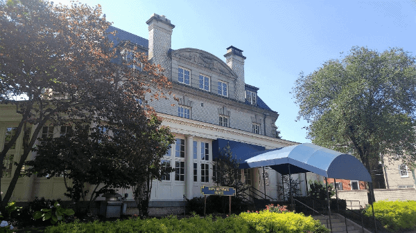 The entrance to Navy Getaways Annapolis