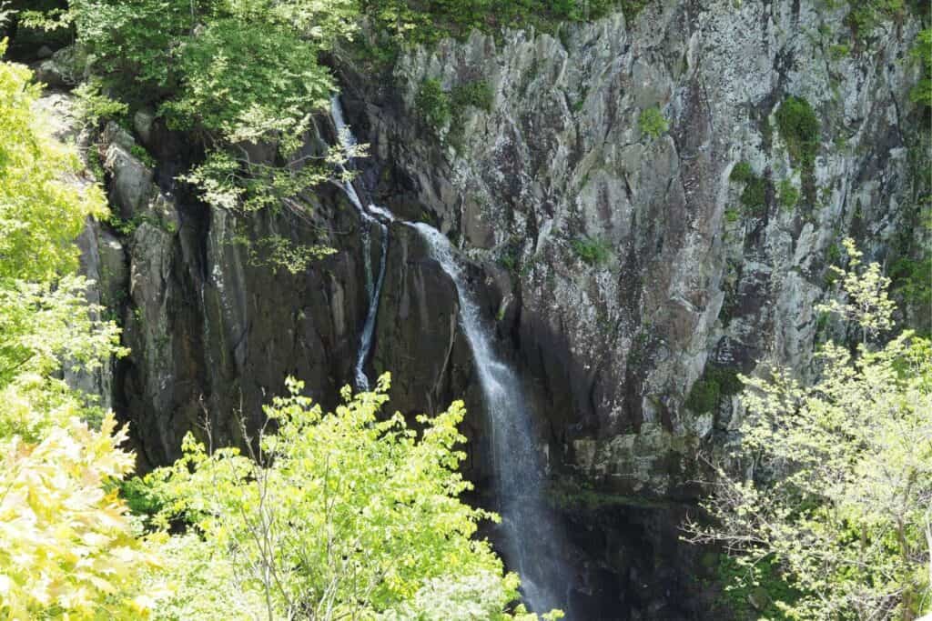 A waterfall flowing against a rock cliff